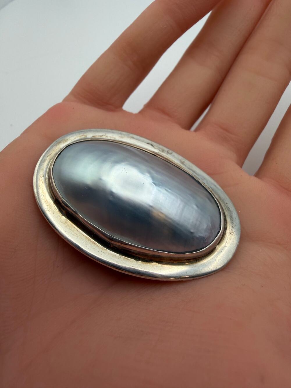 Gunn Trigere Oval Blue Gray mabé pearl brooch In Sterling Silver